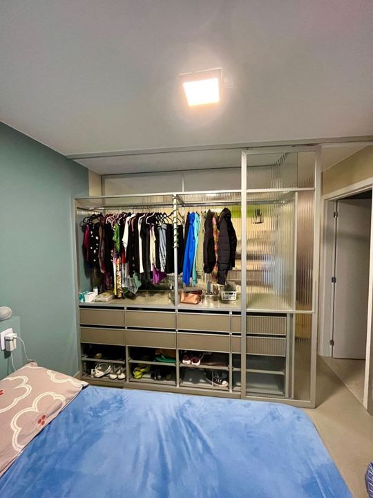 Closet aberto em vidro canelado e alumínio