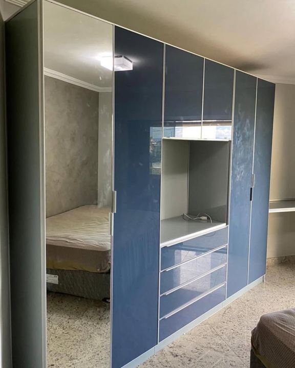 Guarda-roupa em vidro azul com espelho