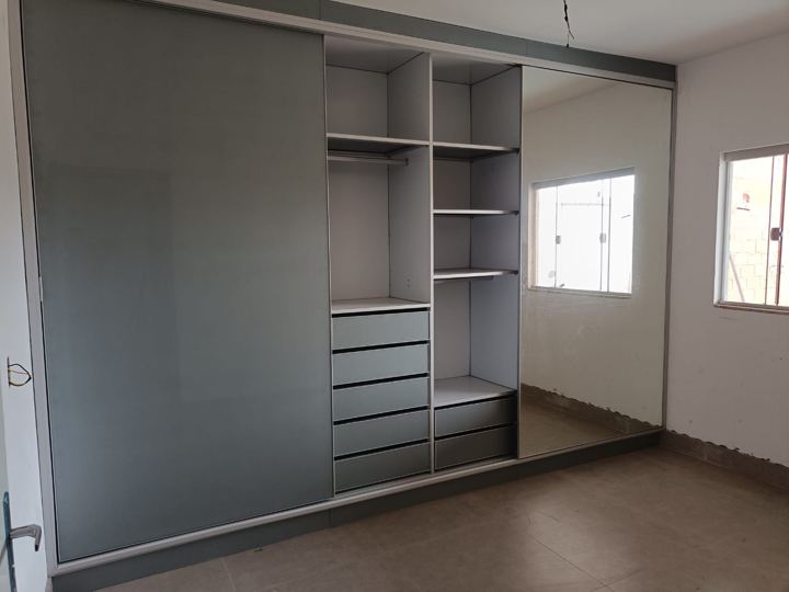 Guarda-roupa de correr com espelho