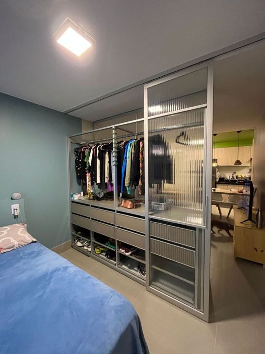 Closet com gavetas e sapateira