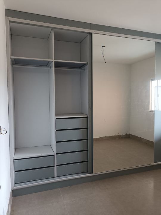 Interior com gavetas e nichos