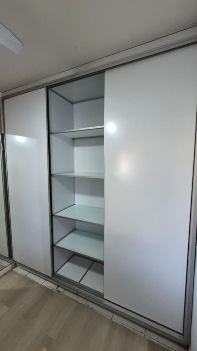 Guarda-roupa de correr em vidro fosco
