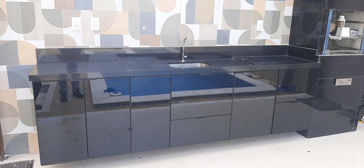 Bancada em vidro espelhado junto à piscina