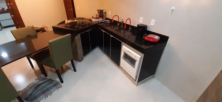 Cozinha de apoio em vidro preto