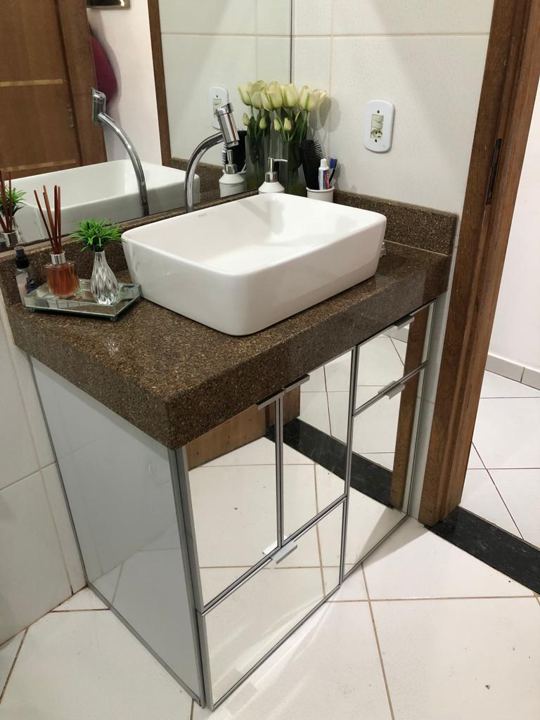 Gabinete em vidro espelhado